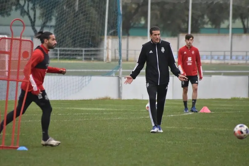Entrenamiento de la plantilla del Recre con Antonio Calle. - TENOR
