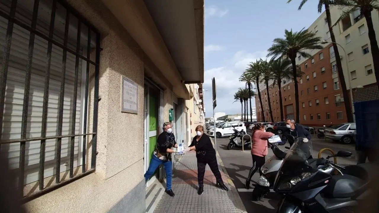 Voluntarios de la Asociaci&oacute;n de Vecinos de Cortadura descargando los alimentos.   - 
