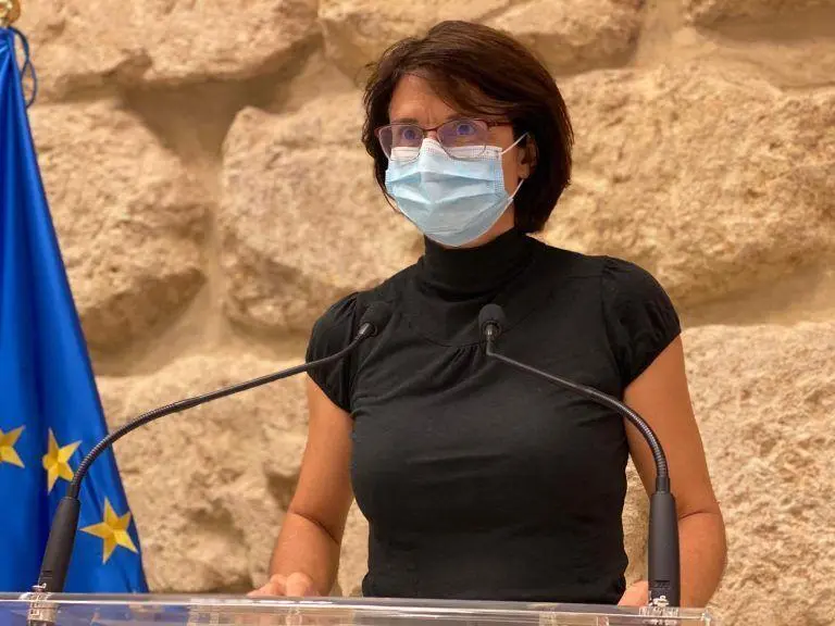 Amparo Pernichi, viceportavoz de IU en el Ayuntamiento de C&oacute;rdoba, durante una rueda de prensa - 
