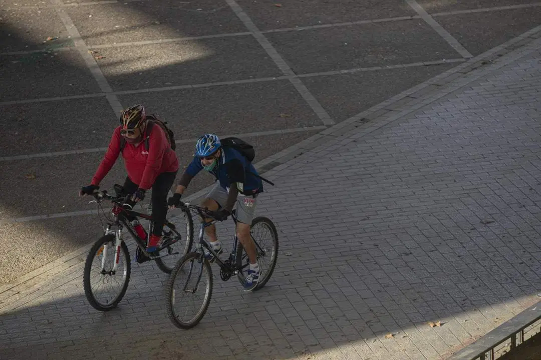 Ciclistas en Sevilla. - EP