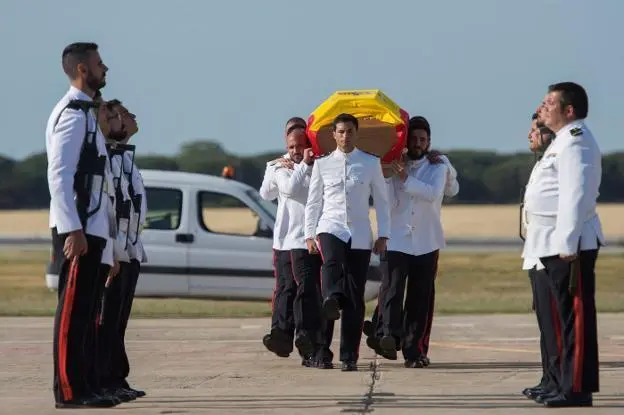 Los restos mortales del soldado Antonio Carrero a su llegada a Rota en 2018. - EFE