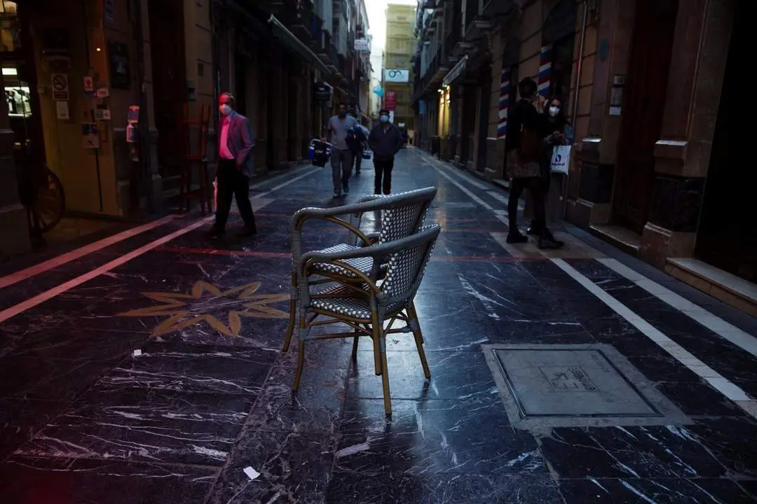 La actividad no esencial debe parar a las 18.00 horas. - EFE