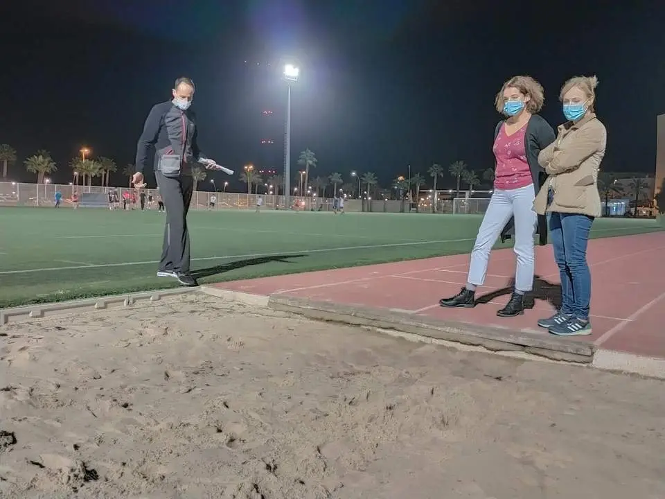 Ediles de Ciudadanos visitan las pistas del Manuel Irigoyen.  - 