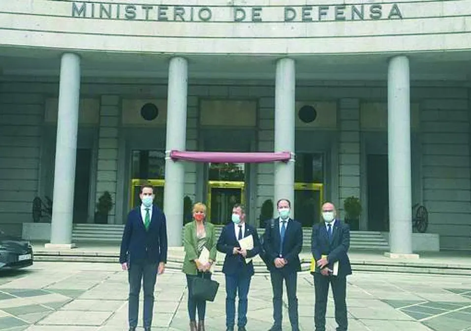 Comitiva jiennense en el Ministerio de Defensa - VIVA JA&Eacute;N