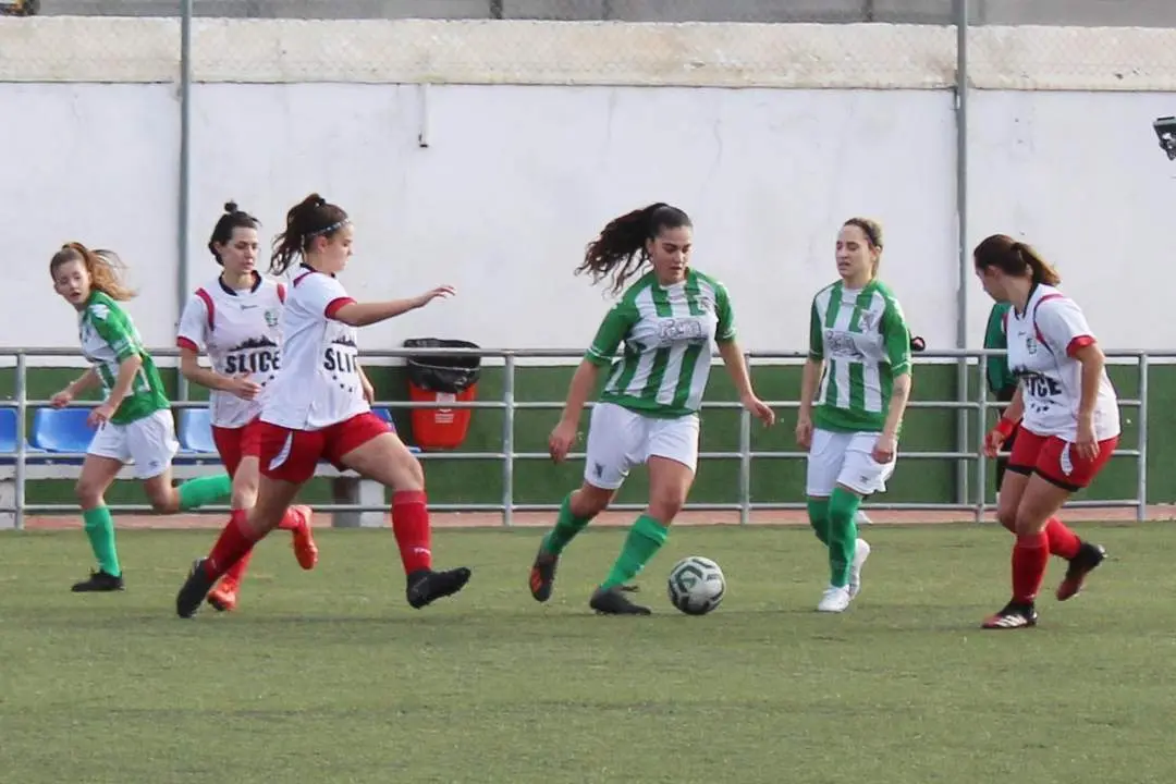 La centrocampista Bibi controla el bal&oacute;n rodeada de varias jugadoras - Ra&uacute;l J. Bustillos