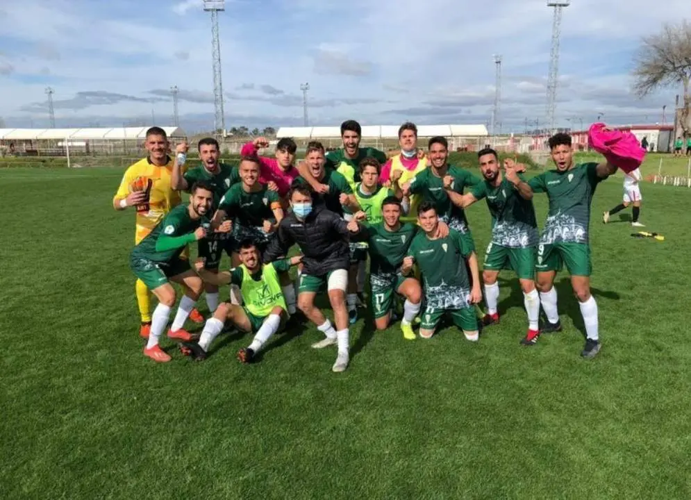 Los jugadores del filial celebrando el triunfo en Sevilla - | C&Oacute;RDOBA CF
