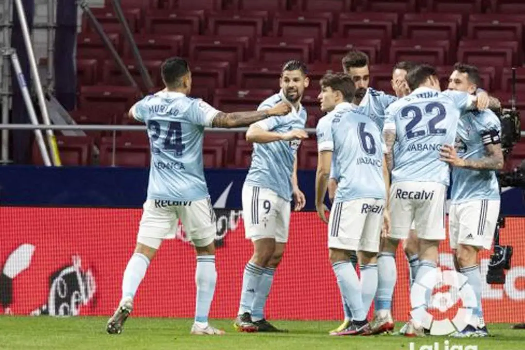 Nolito -el segundo por la izquierda- tras lograr Santi Mina el 0-1 - La Liga Santander