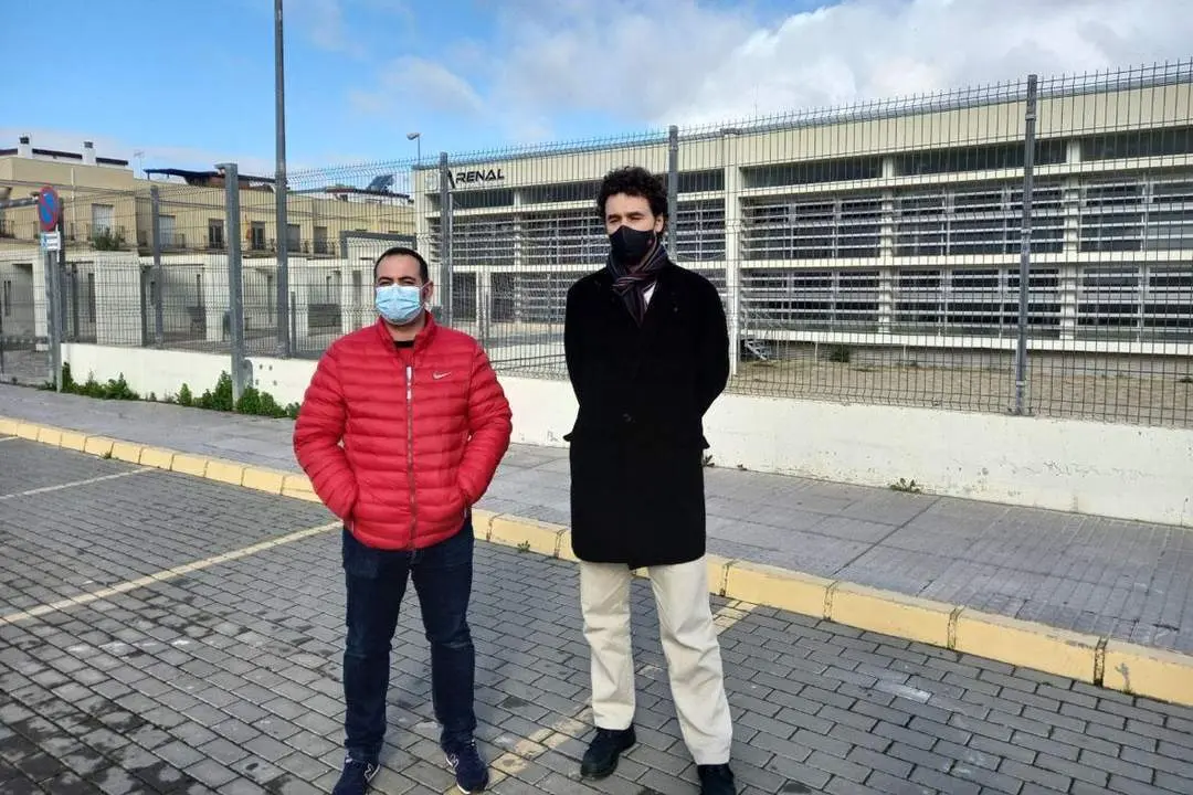 Jes&uacute;s David S&aacute;nchez y Paco Garc&iacute;a a las puertas de la piscina cubierta.  - 