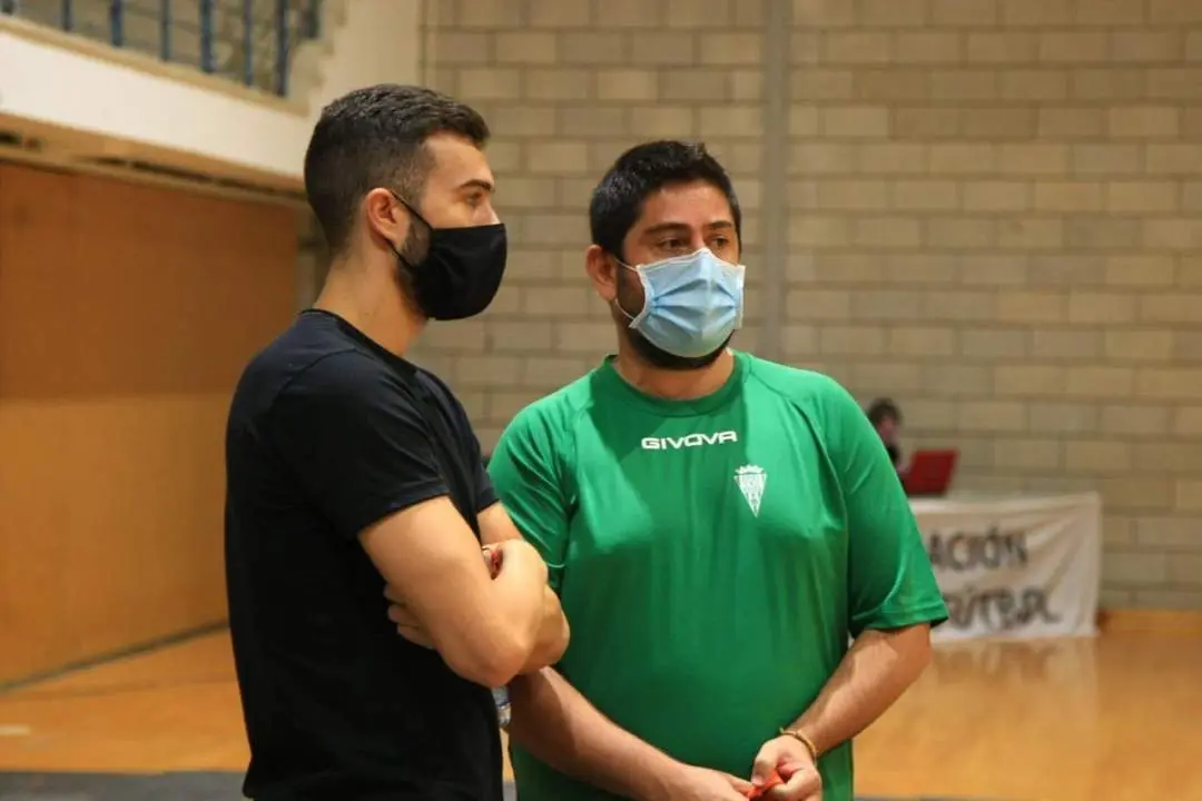 Josan y Alberto Saura conversan durante un partido este temporada - C&oacute;rdoba Patrimonio de la Humanidad
