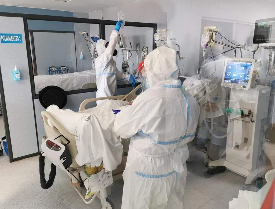 Sanitarios atienden a un paciente en la UCI - Junta de Andaluc&iacute;a