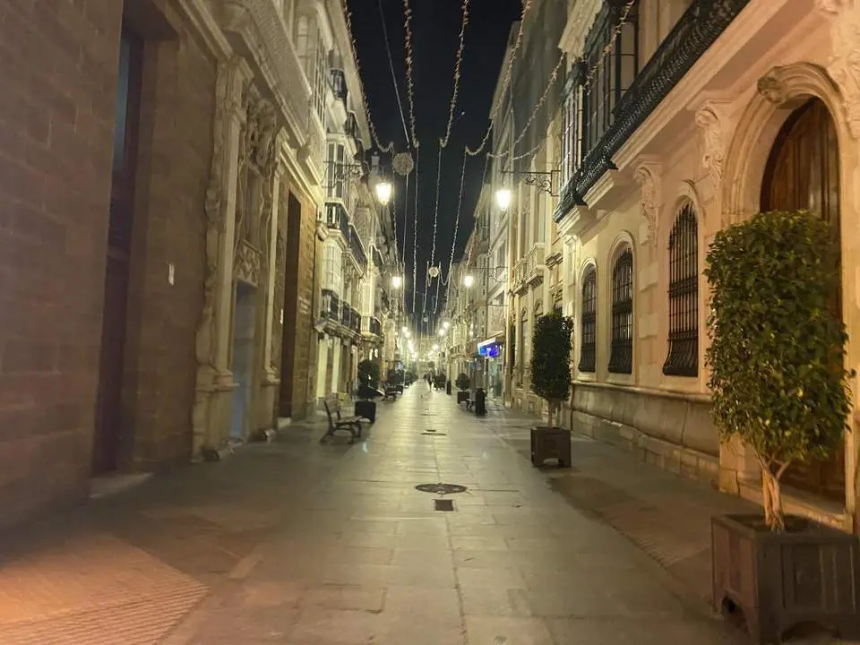 La calle Ancha desierta por las restricciones horarias.  - E.E.
