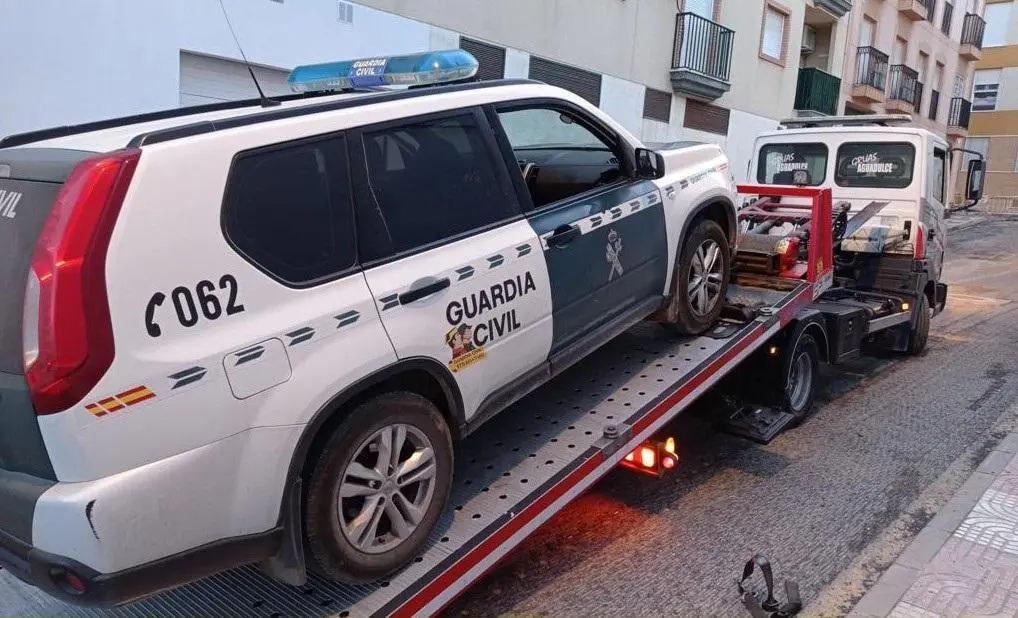 Retirando un coche de la Guardia Civil.  - AUGC