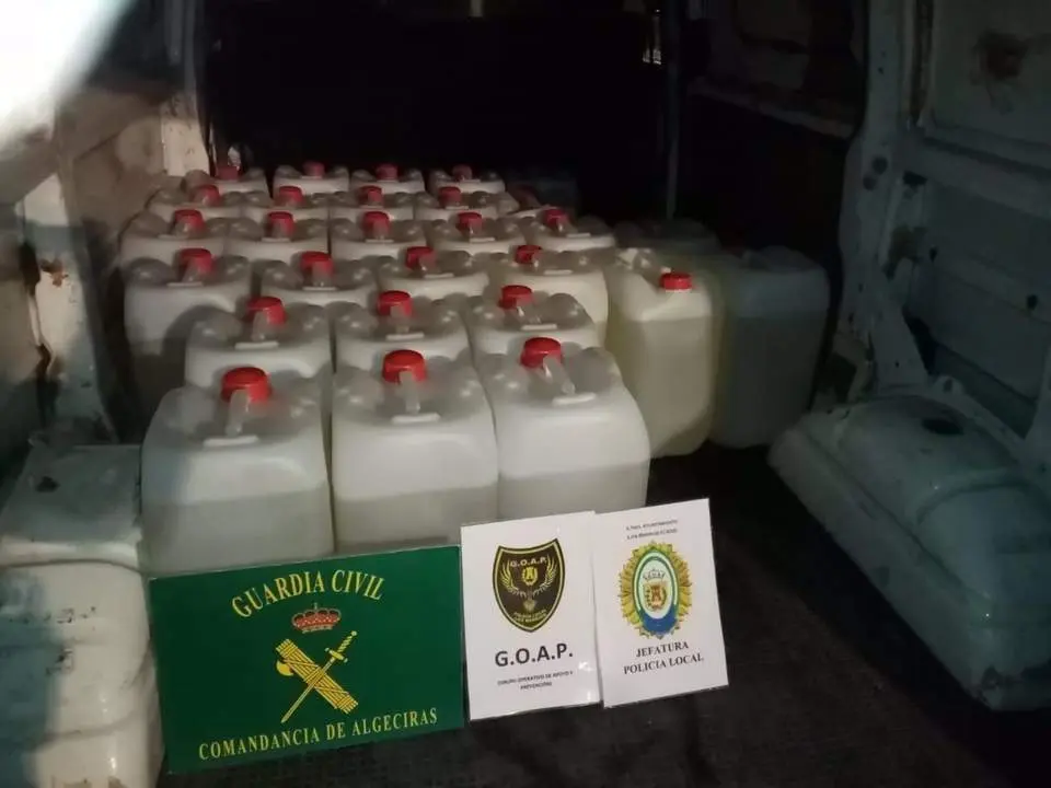 Garrafas de gasolina incautadas. - AI