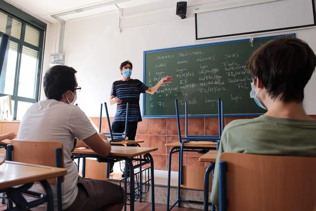 Un profesor detalla los horarios a un grupo de alumnos del IES Coloma, que este a&ntilde;o estrena el Bachillerato Internacional.  - Oliverio Ruiz