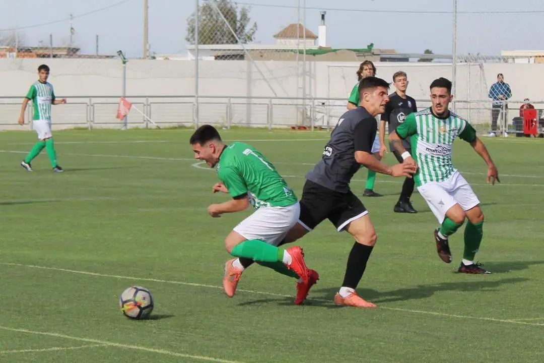 Un jugador visitante comete falta en esta acci&oacute;n del partido - Ra&uacute;l J. Bustillos