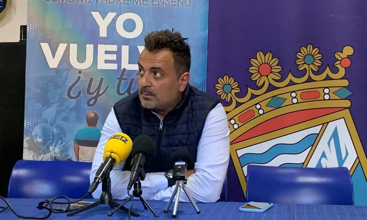 Joaqu&iacute;n Poveda, en una rueda de prensa. - xerezclubdeportivo.es
