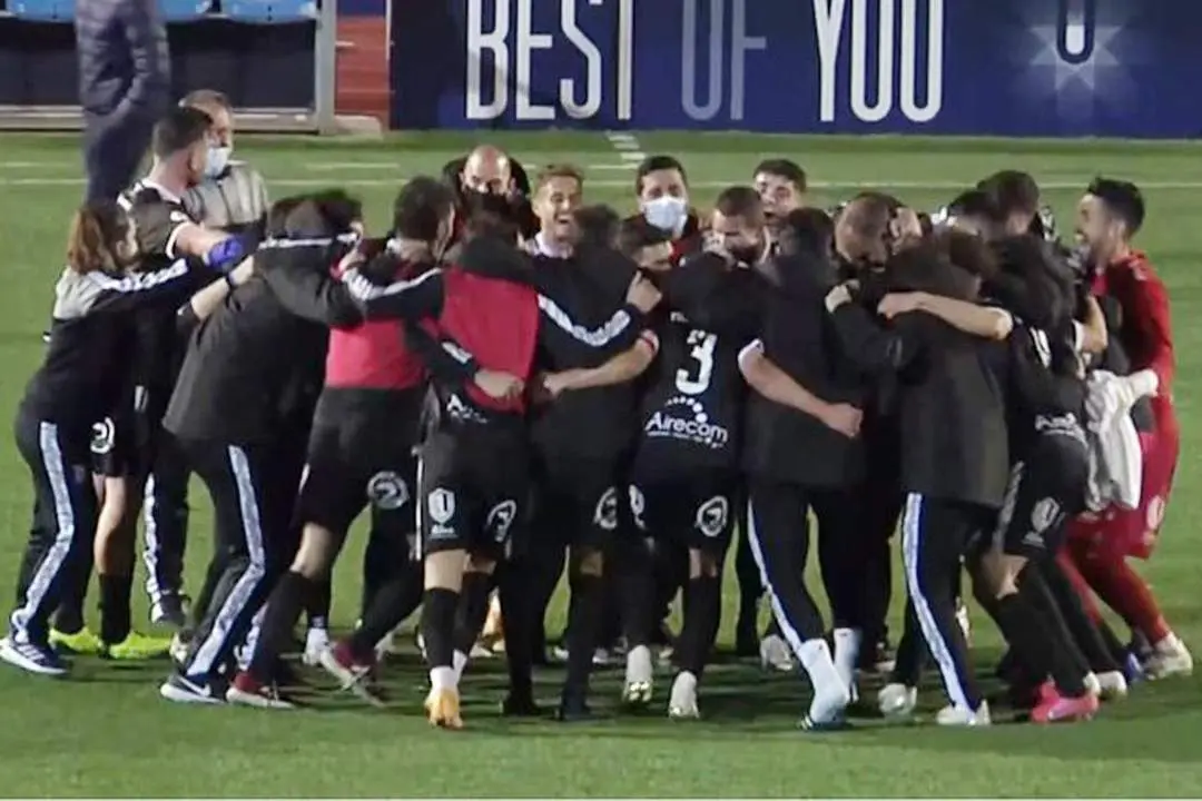 El Atl&eacute;tico Sanluque&ntilde;o celebra en el c&eacute;sped el triunfo obtenido en Marbella - ASCF