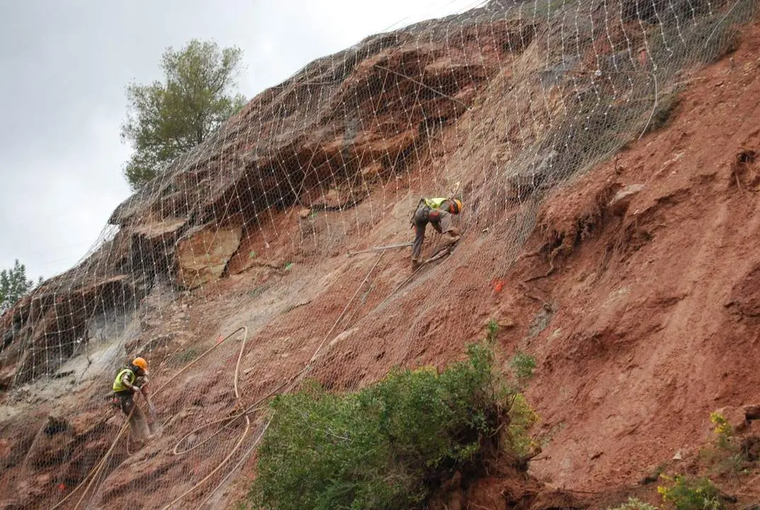 Trabajos de instalaci&oacute;n de malla protectora en trinchera. - VH