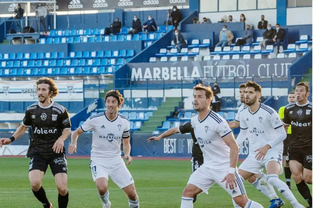Javi Barrio y Cervero en una acci&oacute;n de ataque del Atl&eacute;tico Sanluque&ntilde;o en Marbella - ASCF