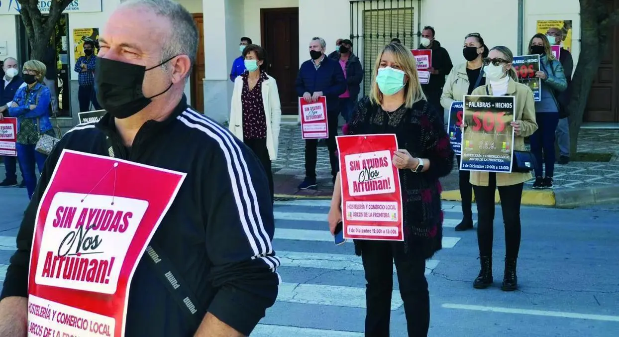 Concentraci&oacute;n de hosteleros y comerciantes de Arcos para reclamar ayudas ante el cierre obligado por los rebrotes de Covid.  - Mac&iacute;as
