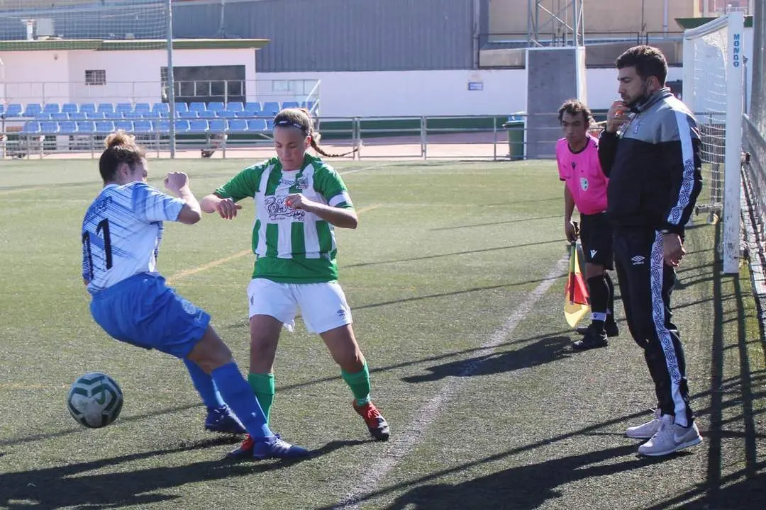 Baldo observa como Cala intenta marcharse de una jugadora visitante - Ra&uacute;l J. Bustillos