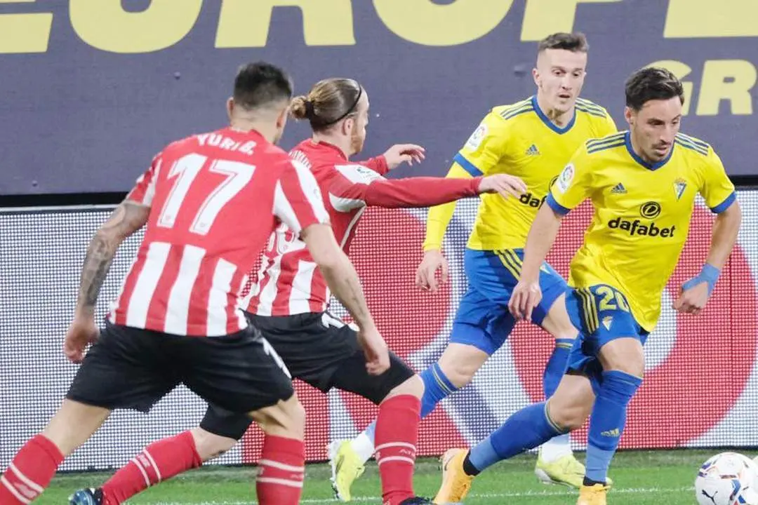 Salvi -el segundo por la derecha- en una acci&oacute;n del partido - La Liga Santander