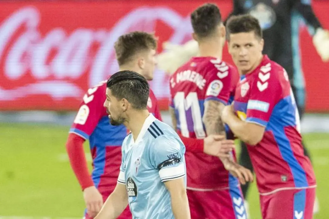 Nolito delante de tres jugadores del Elche tras subir el 2-1 al marcador - La Liga Santander