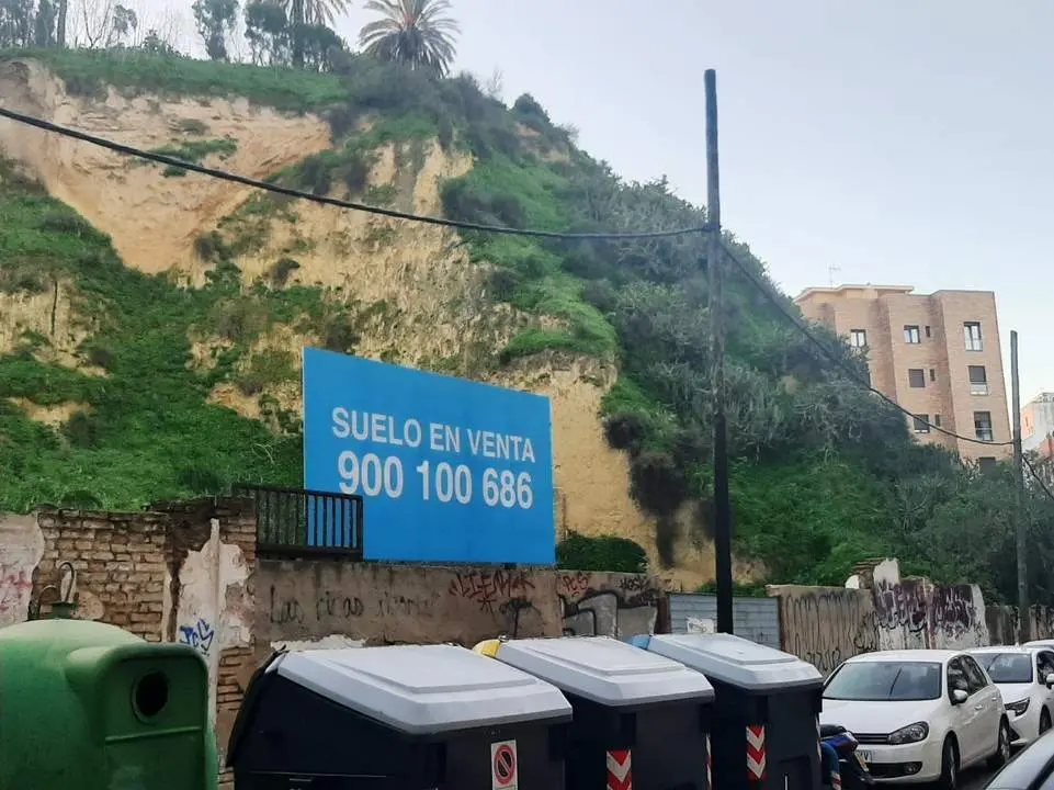 Valla publicitaria en el cabezo de San Pedro. - VH