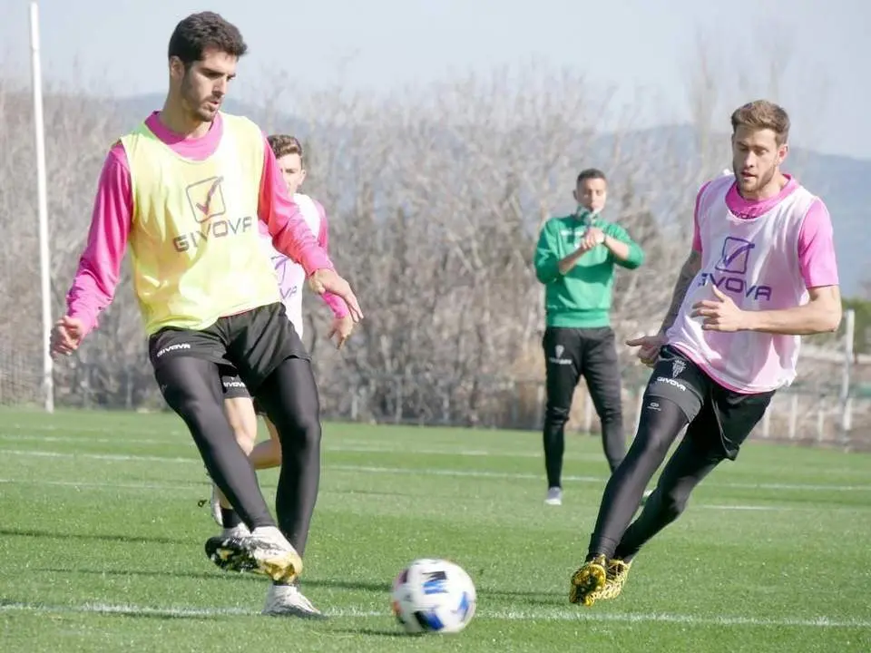 Bernardo Cruz pasa un bal&oacute;n ante la mirada de Nahuel Arroyo - | C&oacute;rdoba CF