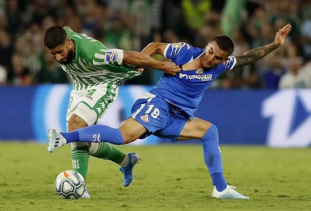 El extremo del Real Betis, Nabil, pelea con un futbolista del Getafe durante el duelo de la campa&ntilde;a pasada.  - efe