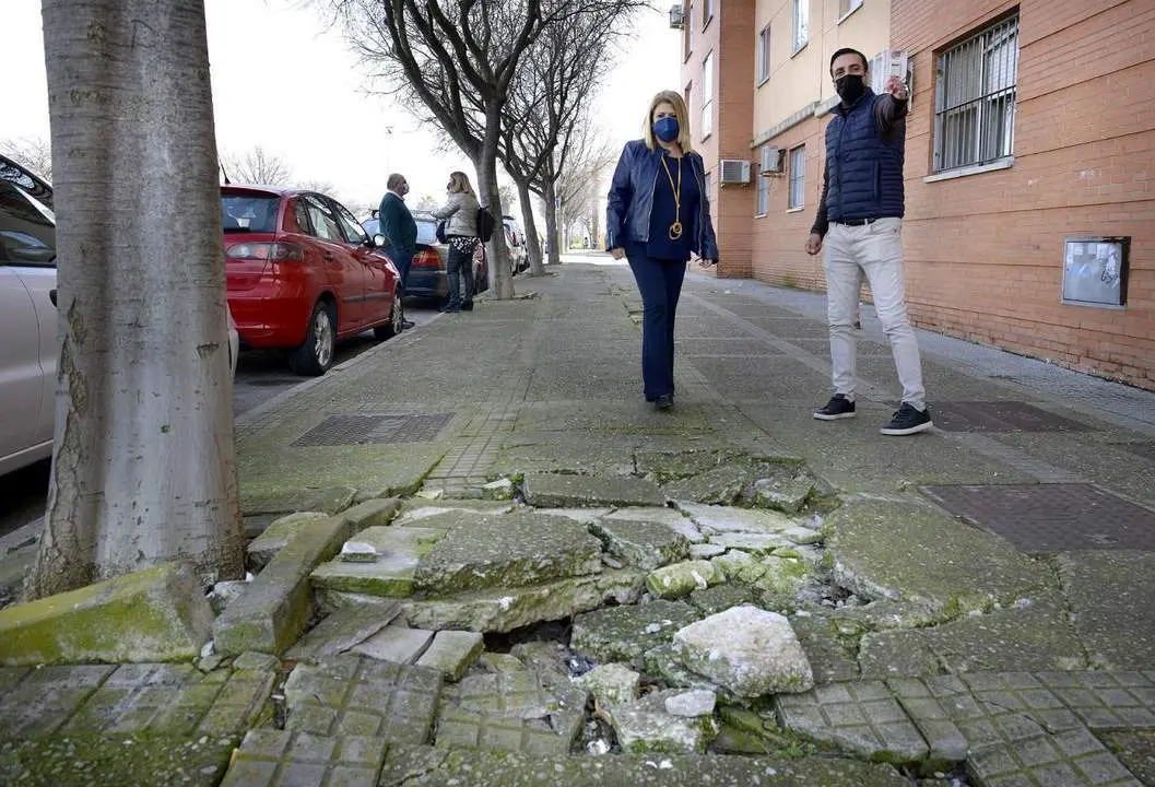 La alcaldesa junto a D&iacute;az en una visita a la zona sur - jerez.es