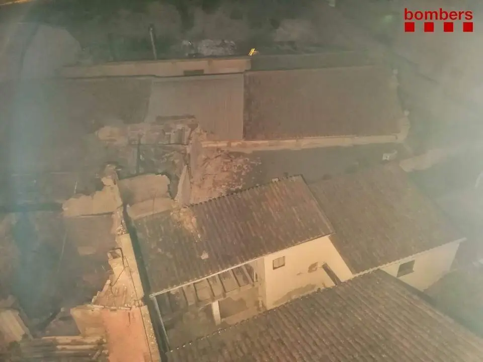 F&aacute;brica de cart&oacute;n incendiada en &Ograve;dena. - Twitter @BOMBERSCAT