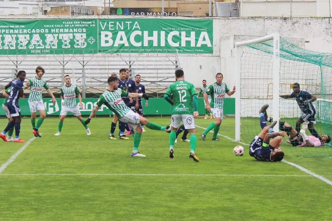 Momento en el que Kevin Bautista logra el 1-0 en el minuto 37 de la primera parte - Ra&uacute;l J. Bustillos
