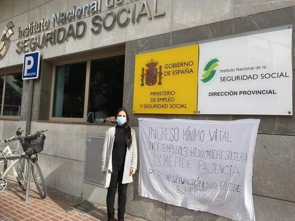 Cintia, a las puertas de la Seguridad Social en M&aacute;laga capital. - Alicia Matas