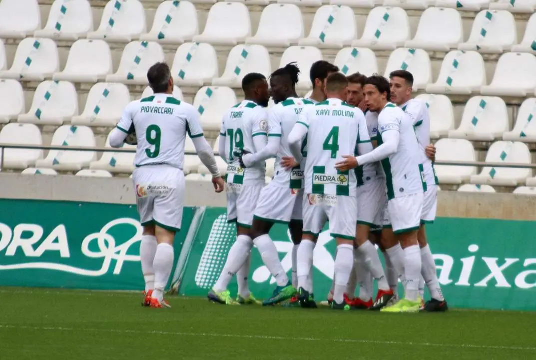 Los jugadores blanquiverdes celebrando el gol de Nahuel ante el Linares - C&oacute;rdoba CF