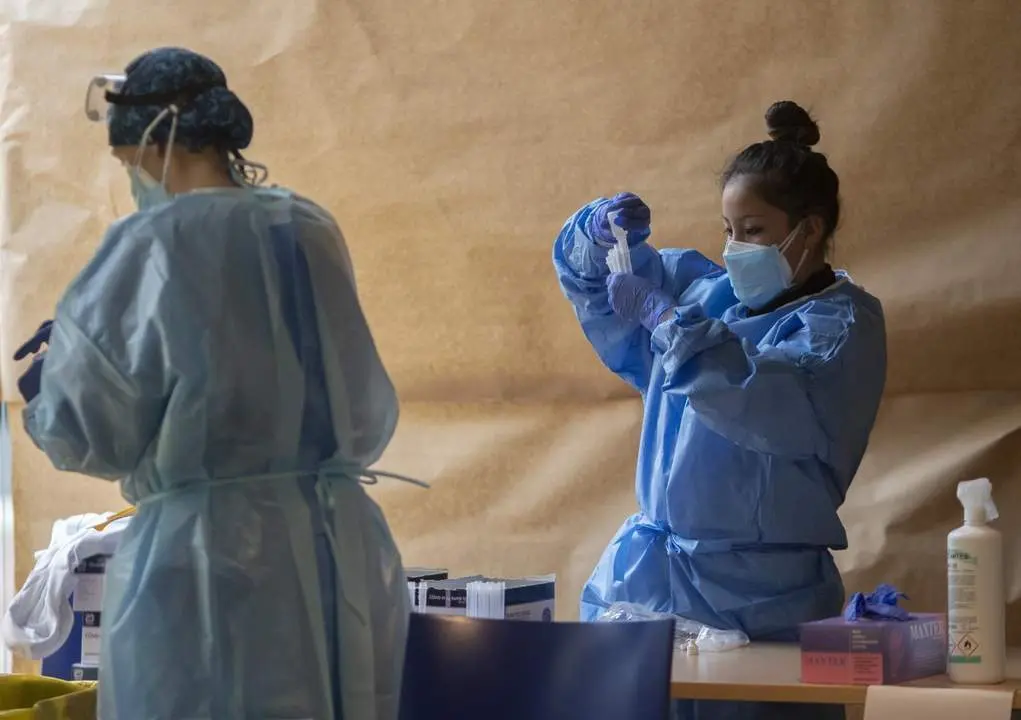 Una trabajadora sanitaria sostiene una probeta en un dispositivo de cribado masivo de ant&iacute;genos. - Eduardo Parra / EP