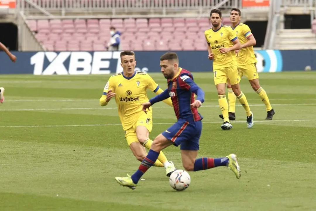 Salvi presiona a Jordi Alba en una acci&oacute;n del partido disputado en Barcelona - C&aacute;diz CF