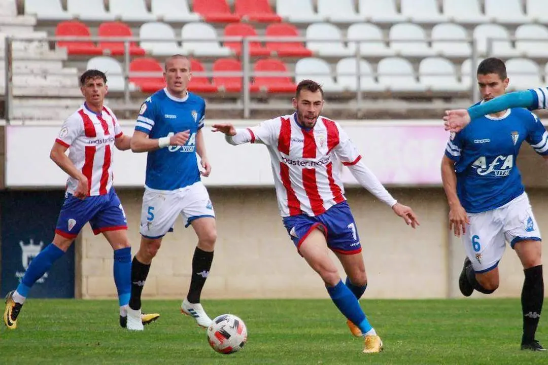 Lolo entre dos jugadores del Algeciras en una acci&oacute;n del partido - Andy Ragel