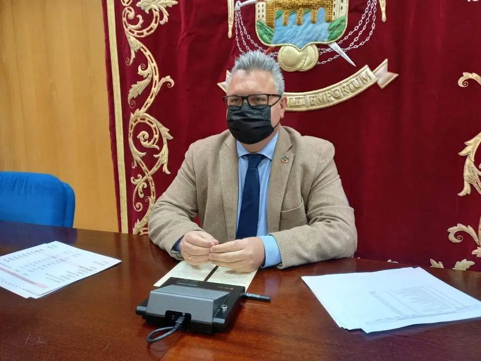 Esteban Morales, alcalde de Puente Genil.   - 