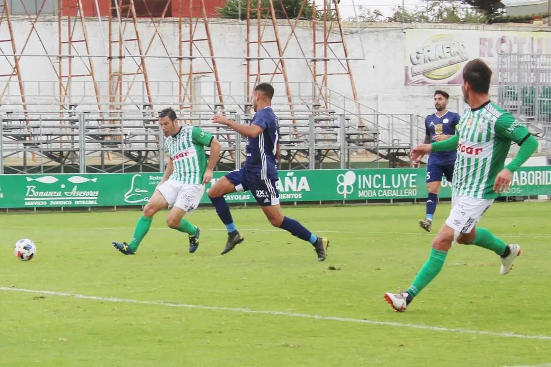 Momento en el que Cervero logra el 2-0 ante el Marino tras pase de Edu Oriol - Ra&uacute;l J. Bustillos