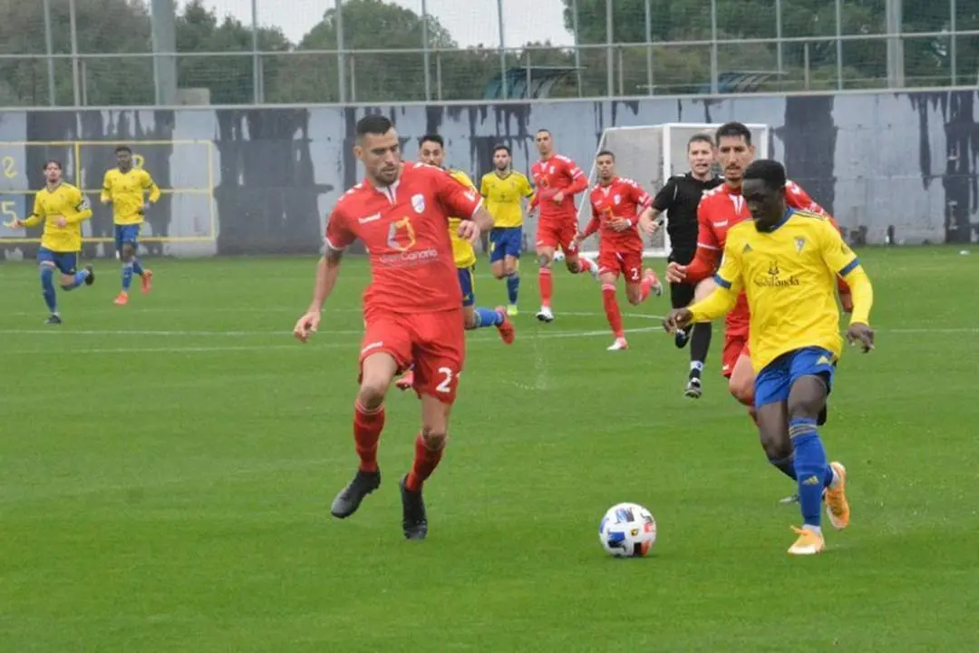Una acci&oacute;n del partido C&aacute;diz B 2 - Tamaraceite 2 disputado en El Rosal - C&aacute;diz CF