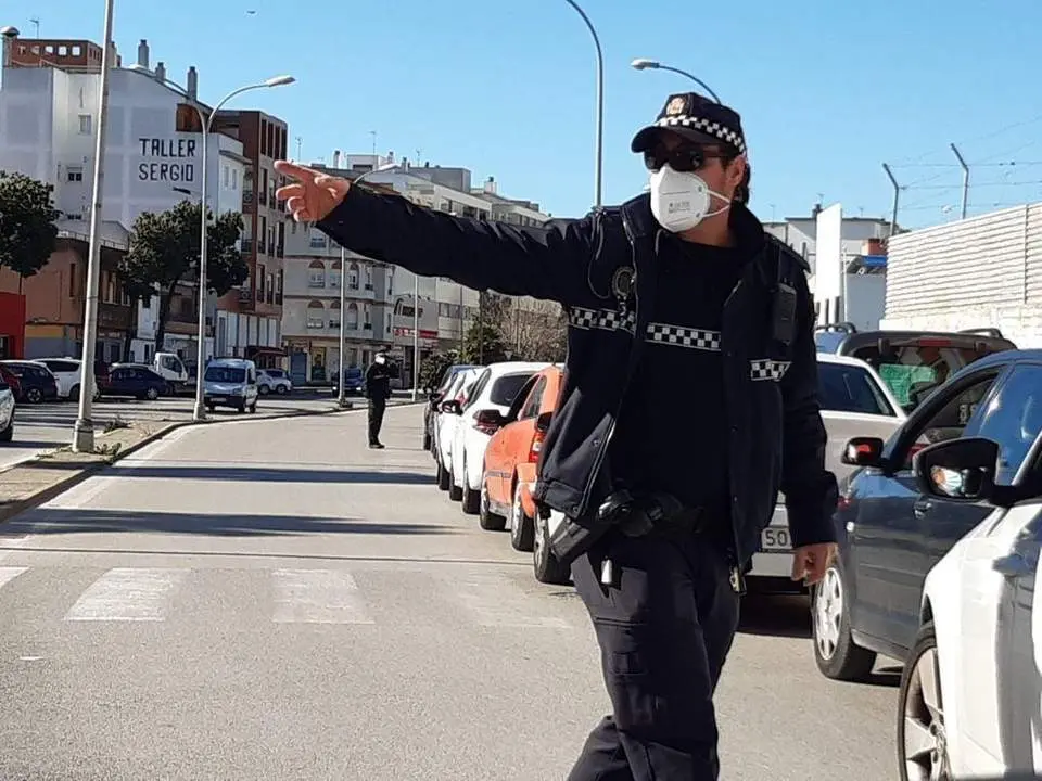 Polic&iacute;a Local controla el tr&aacute;fico en la avenida de la diputaci&oacute;n. - Polic&iacute;a Local