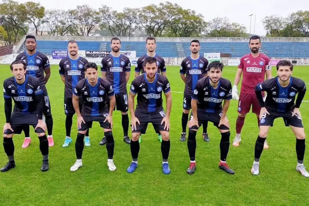 Antonio Jes&uacute;s -en el centro por abajo- en el once inicial del Xerez DFC en este derbi local - Xerez DFC