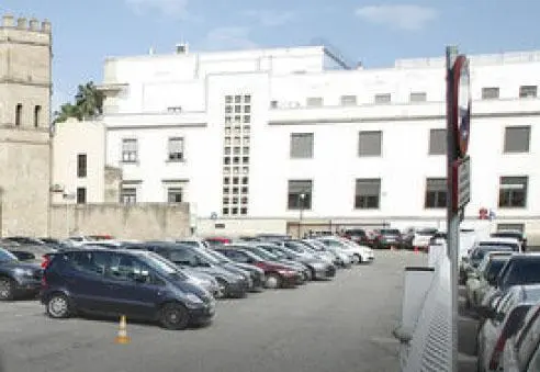 Aparcamiento junto a la Torre de la Plata. - AUSSA