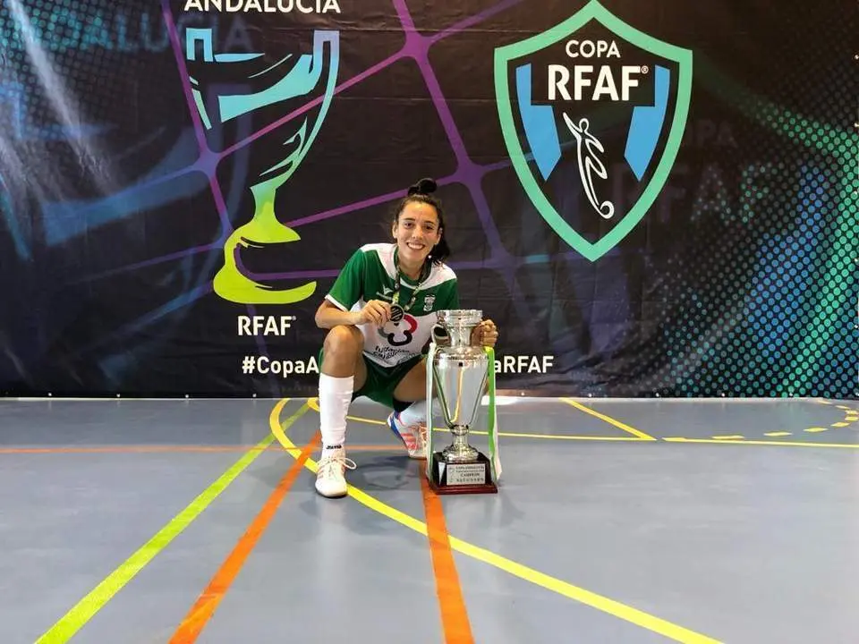 Lihuen Valc&aacute;rcel con la Copa de Andaluc&iacute;a conseguida en M&aacute;laga esta temporada - | Deportivo C&oacute;rdoba FS