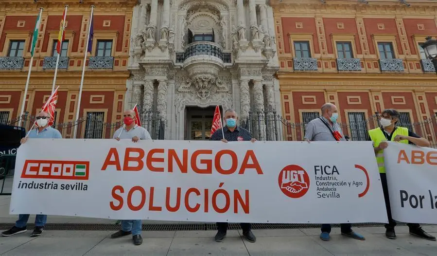 Protesta de trabajadores de Abengoa ante la sede del Gobierno andaluz. - EFE