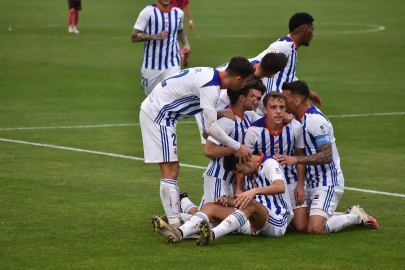 Futbolistas del Recre se abrazan tras la victoria ante el San Fernando. - TENOR