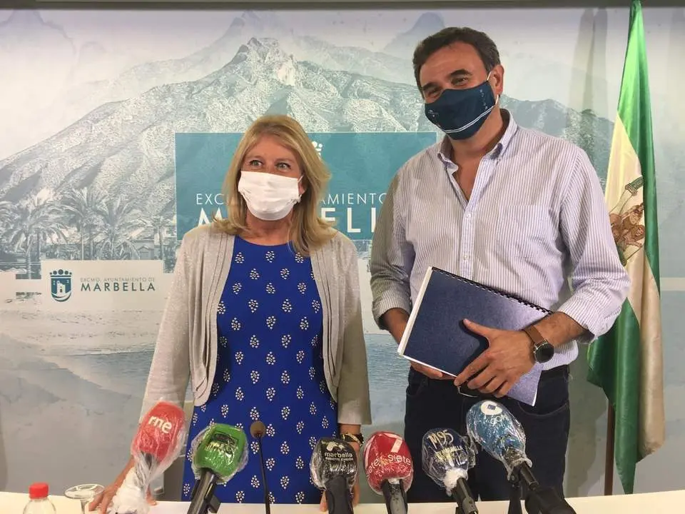 La alcaldesa de Marbella, &Aacute;ngeles Mu&ntilde;oz, y el concejal de Hacienda, F&eacute;lix Romero. - EP
