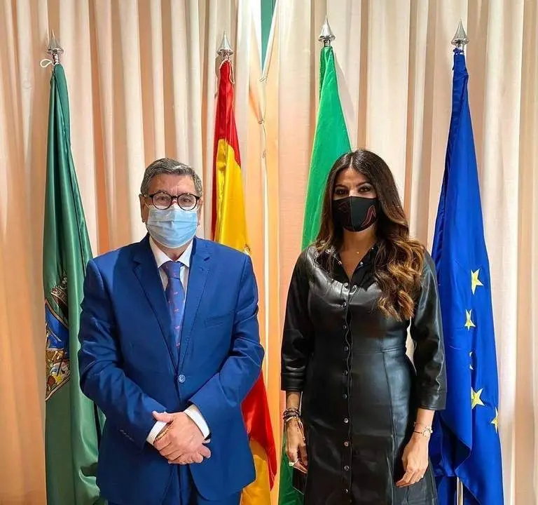 Alcalde de V&eacute;lez-M&aacute;laga y la delegada territorial de Turismo de la Junta. - Europa Press
