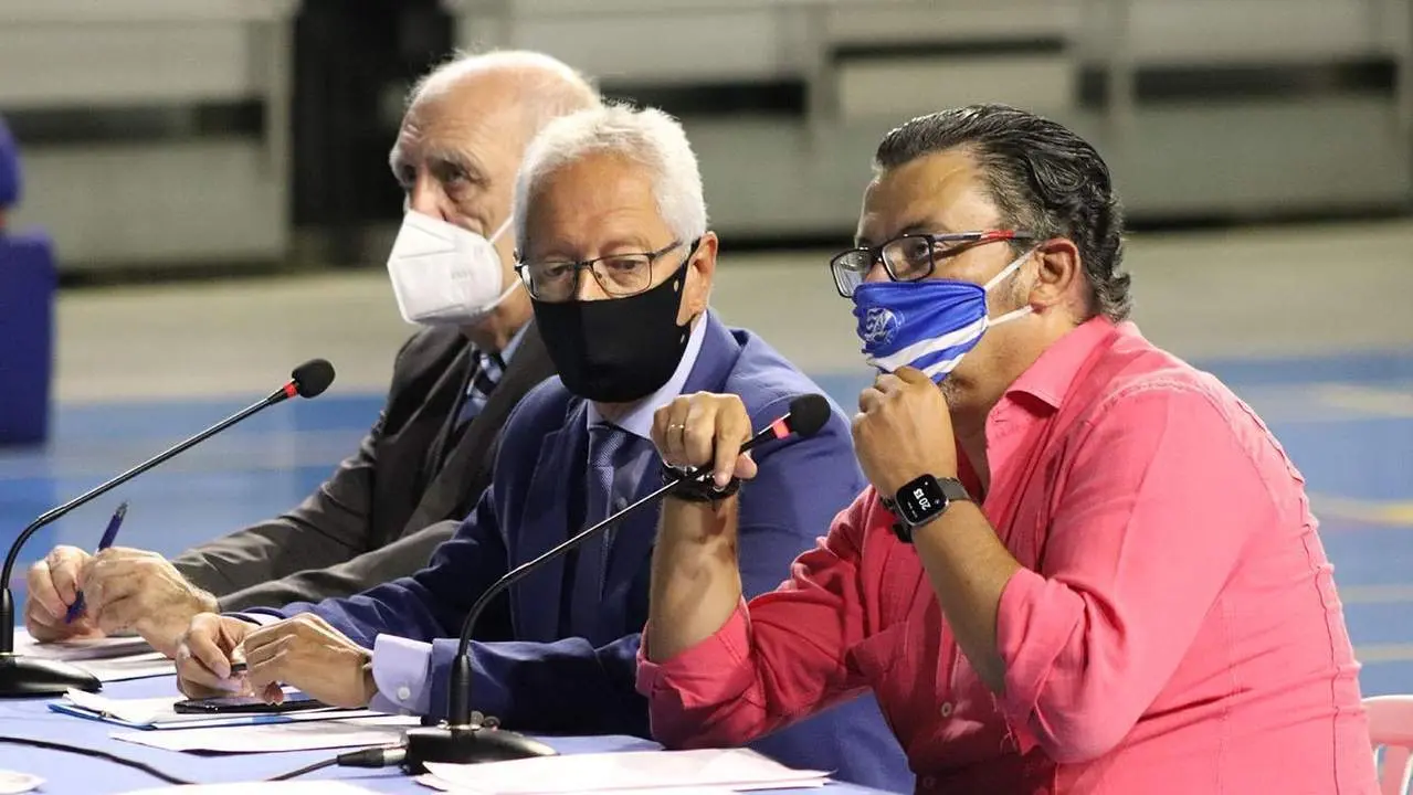 Presidencia de una asamblea del Xerez DFC. - xerezdfc.com